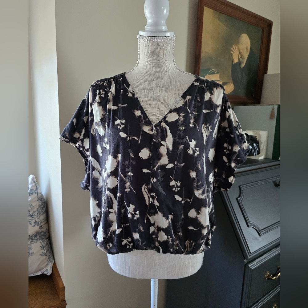 Evereve Gray Short Sleeve Boxy Blouse